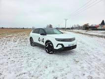Auto funguje dynamicky - z 0 na 100 km/h zrychluje za 6,1 vteřiny - ale i v lehčím terénu.
