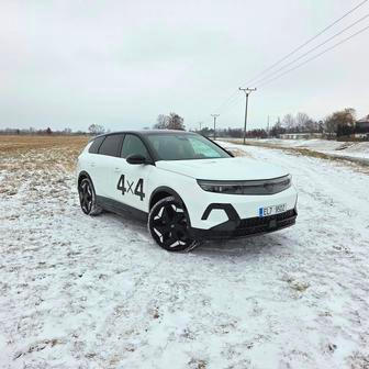 Auto funguje dynamicky - z 0 na 100 km/h zrychluje za 6,1 vteřiny - ale i v lehčím terénu.