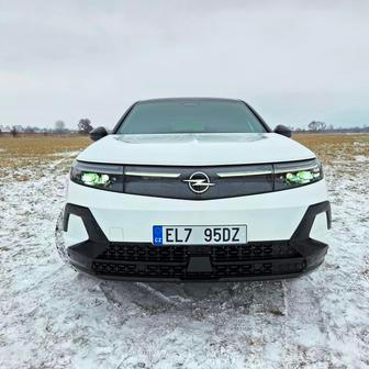 Novým vrcholem nabídky Opelu Grandland se stává elektrická verze s pohonem všech kol, tedy druhým dodatečným elektromotorem na zadní nápravě. 