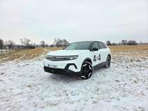 Ke 157kW elektromotoru vpředu se v tomto případě přidává ještě 83kW elektromotor vzadu. Celkem tak umí Opel na vozovku přenášet až 239 kW a 509 Nm točivého momentu.