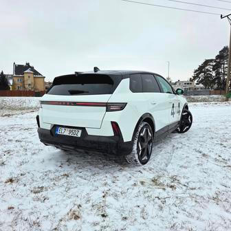 Ve městě počítejte při teplotách kolem nuly se spotřebou přes 20 kWh / 100 km, na dálnici se při 130 km/h budete pohybovat okolo 27 kWh/100 km.