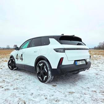 Na druhou stranu velmi příjemná je bohatá výbava, kde vyloženě připlatit si možná budete chtít jen za sledování mrtvých úhlů.