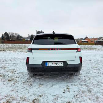 Elektrickou čtyřkolku dává Opel Grandland za 1,3 milionu korun, o necelých 200 tisíc korun dráž než vrcholnou elektrickou předokolku.