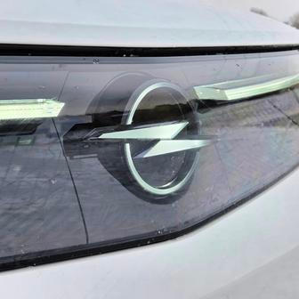 Podsvícení 3D logo tvoří spolu se světly takzvaný Opel Vizor.