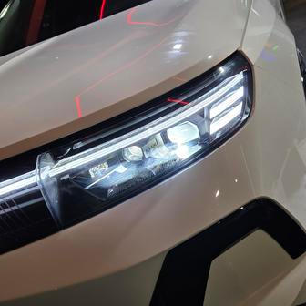 Přední Matrix LED světla patří k silným stránkám Opelu Grandland.