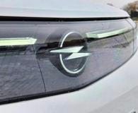 Podsvícení 3D logo tvoří spolu se světly takzvaný Opel Vizor.