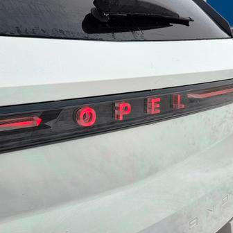 Vzadu už není logo, ale podsvícený nápis "Opel".