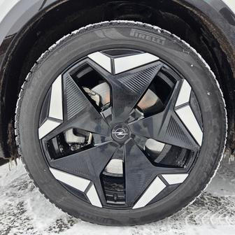 Standardní výbavou verze Ultimate 4x4 jsou 20palcová dvoubarevná litá kola.