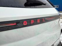 Vzadu už není logo, ale podsvícený nápis "Opel".