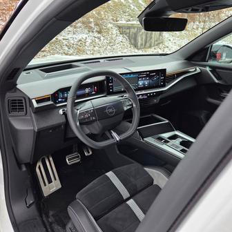 Interiér Opelu Grandland působí konzervativněji než třeba u Peugeotů 3008 a 5008. Přesto i tady řidiče palubní deska obklopí.