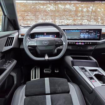 Použité materiály jsou o kousek horší než v peugeotech, ale vyloženě nepříjemná místa - snad až na volant - nenajdete. Pochválit můžeme ergonomii s klasickými tlačítky pro ovládání ventilace a klimatizace.