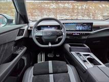 Použité materiály jsou o kousek horší než v peugeotech, ale vyloženě nepříjemná místa - snad až na volant - nenajdete. Pochválit můžeme ergonomii s klasickými tlačítky pro ovládání ventilace a klimatizace.