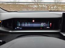 Před řidičem je desetipalcový digitální displej, doplněný ještě o průhledový displej s promítáním navigace.