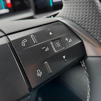 Nelíbila se nám ani tlačítka na volantu, která jsou pod jednou plochou, třebaže mají individuální haptickou odezvu.