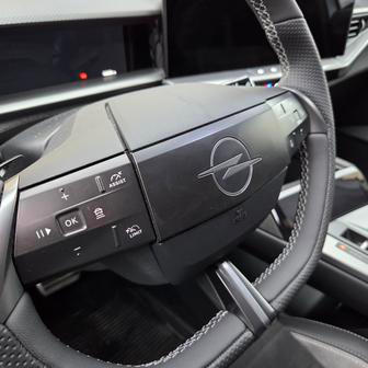 ... ale laciný vypouklý střed s levným lesklým plastem.