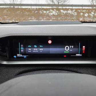 Před řidičem je desetipalcový digitální displej, doplněný ještě o průhledový displej s promítáním navigace.