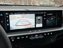 Standardem verze Ultimate je 16palcová dotyková obrazovka multimediálního systému. Zpětná kamera je standard, za 360stupňový pohled se však připlácí.