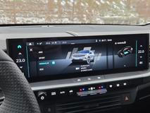 Auto funguje ve čtyřech režimech jízdy, Sport a 4WD znamenají stálý pohon všech kol.