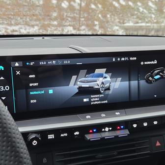 Auto funguje ve čtyřech režimech jízdy, Sport a 4WD znamenají stálý pohon všech kol.