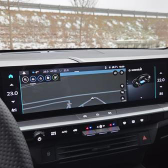 Součástí výbavy je i navigace, líbí se nám rovněž fyzická tlačítka pro ovládání klimatizace.