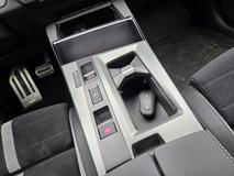 Středový tunel je poměrně masivní, nabízí ale nejen velké držáky nápojů, ale i hlubokou odkládací schránku.