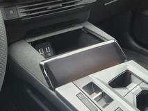 Některé detaily interiéru nás ale vyloženě štvaly. Třeba bezdrátové nabíjení chytrých telefonů pod nevzhledným plastovým krytem.