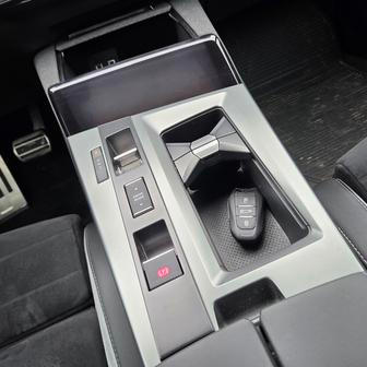 Středový tunel je poměrně masivní, nabízí ale nejen velké držáky nápojů, ale i hlubokou odkládací schránku.