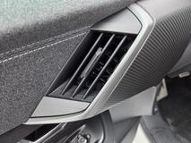 A nelíbí se nám ani výdechy ventilace ve výplních dveří, navíc ještě s imitací karbonu.