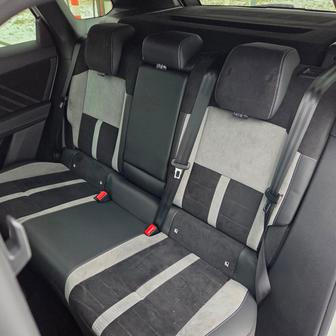 Vzadu je místo pro tři cestující, nicméně na velikost auta se budete cítit možná až zbytečně stísněně.