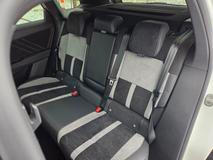 Vzadu je místo pro tři cestující, nicméně na velikost auta se budete cítit možná až zbytečně stísněně.