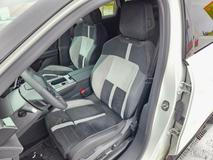 Přední ortopedická sedadla jsou velmi pohodlná a záda z nich nebolí ani na delších trasách. Ve verzi Ultimate mají standardně vyhřívání i elektrické ovládání.