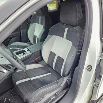 Přední ortopedická sedadla jsou velmi pohodlná a záda z nich nebolí ani na delších trasách. Ve verzi Ultimate mají standardně vyhřívání i elektrické ovládání.