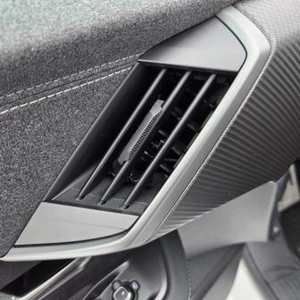 A nelíbí se nám ani výdechy ventilace ve výplních dveří, navíc ještě s imitací karbonu.