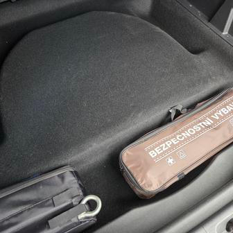 Pod podlahou je místo leda tak na povinnou výbavu, kabely tam kvůli druhému elektromotoru neschováte.