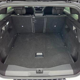 Oproti základní elektrické předokolce má čtyřkolka menší kufr se 485 litry.