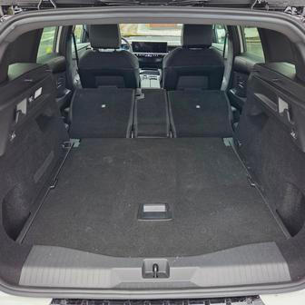 Po sklopení sedadel vznikne rovná ložná plocha a objem 1580 litrů.