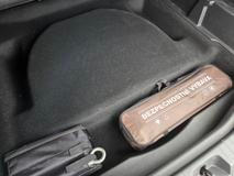 Pod podlahou je místo leda tak na povinnou výbavu, kabely tam kvůli druhému elektromotoru neschováte.