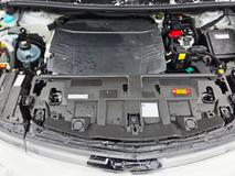 Pod přední kapotou frunk nečekejte, schovává se tam technika elektrického pohonu.