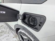 Nabíjecí výkon je maximálně 160 kW stejnosměrným a 11 kW střídavým proudem.