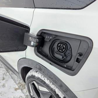 Nabíjecí výkon je maximálně 160 kW stejnosměrným a 11 kW střídavým proudem.