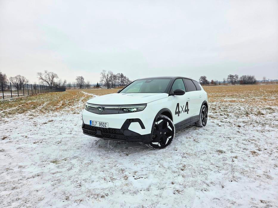 Ke 157kW elektromotoru vpředu se v tomto případě přidává ještě 83kW elektromotor vzadu. Celkem tak umí Opel na vozovku přenášet až 239 kW a 509 Nm točivého momentu.