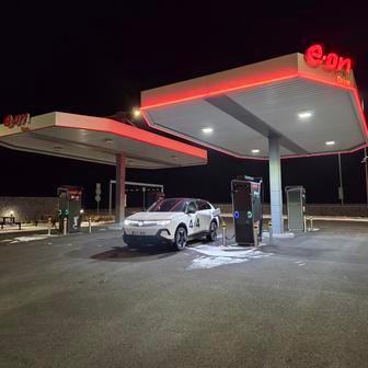 Jenomže Grandland zatím postrádá předehřev baterie, takže nabíjecí křivka není moc dobrá a stání dokonce na 400kW nabíječce zdánlivě nekonečné. Z 30 na 80 procent se auto nabíjí půl hodiny.