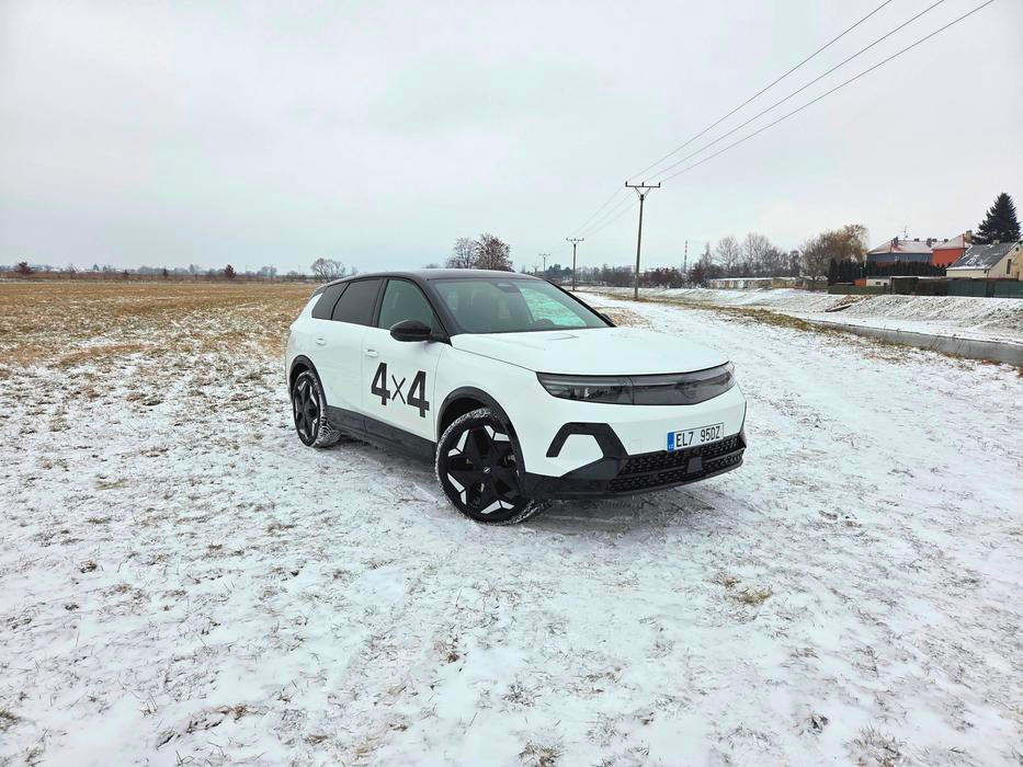 Auto funguje dynamicky - z 0 na 100 km/h zrychluje za 6,1 vteřiny - ale i v lehčím terénu.