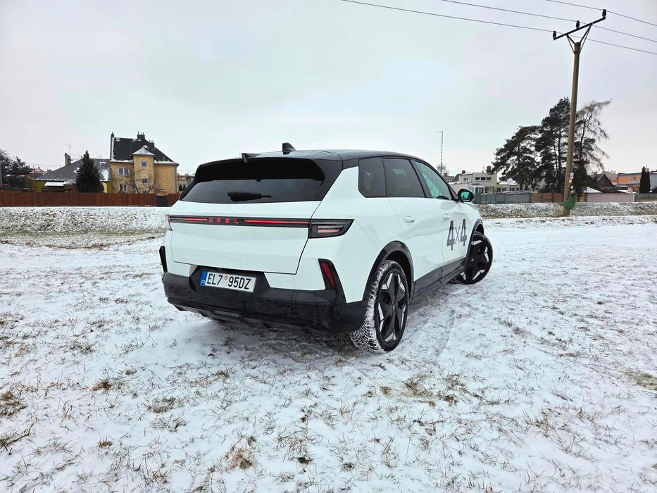 Ve městě počítejte při teplotách kolem nuly se spotřebou přes 20 kWh / 100 km, na dálnici se při 130 km/h budete pohybovat okolo 27 kWh/100 km.