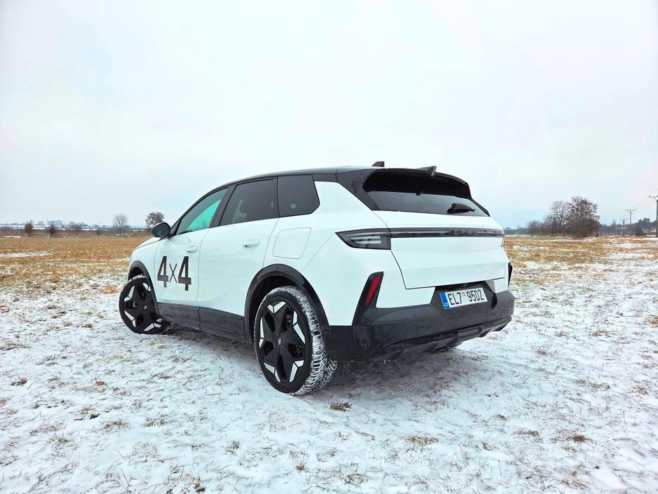 Na druhou stranu velmi příjemná je bohatá výbava, kde vyloženě připlatit si možná budete chtít jen za sledování mrtvých úhlů.