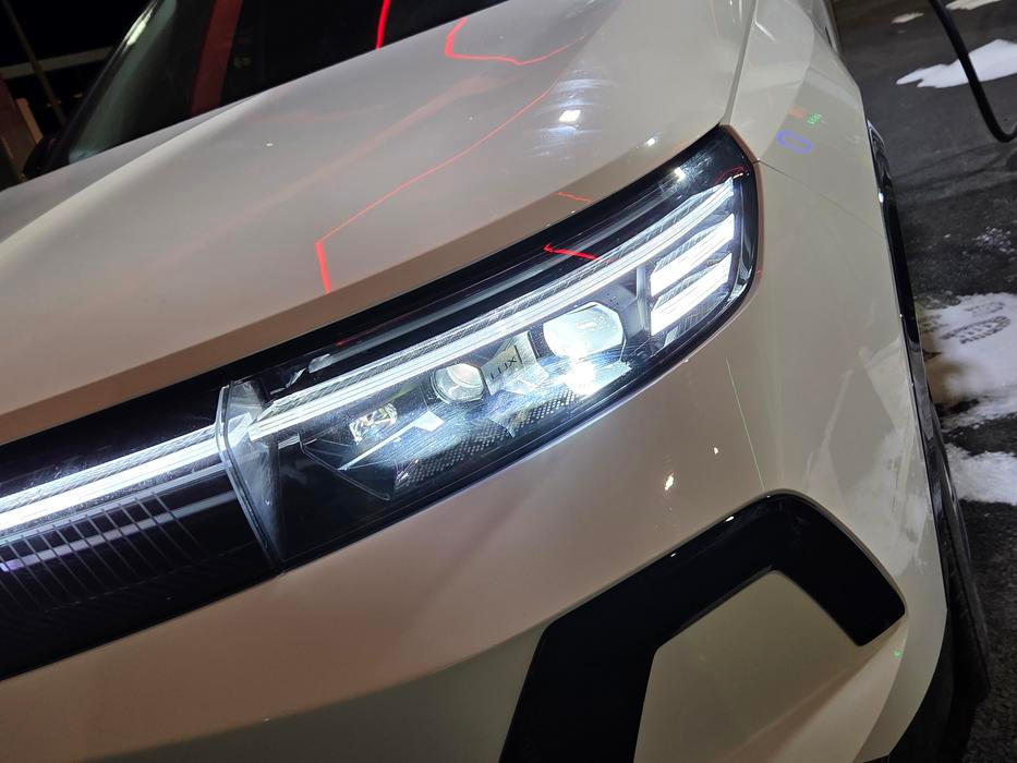 Přední Matrix LED světla patří k silným stránkám Opelu Grandland.