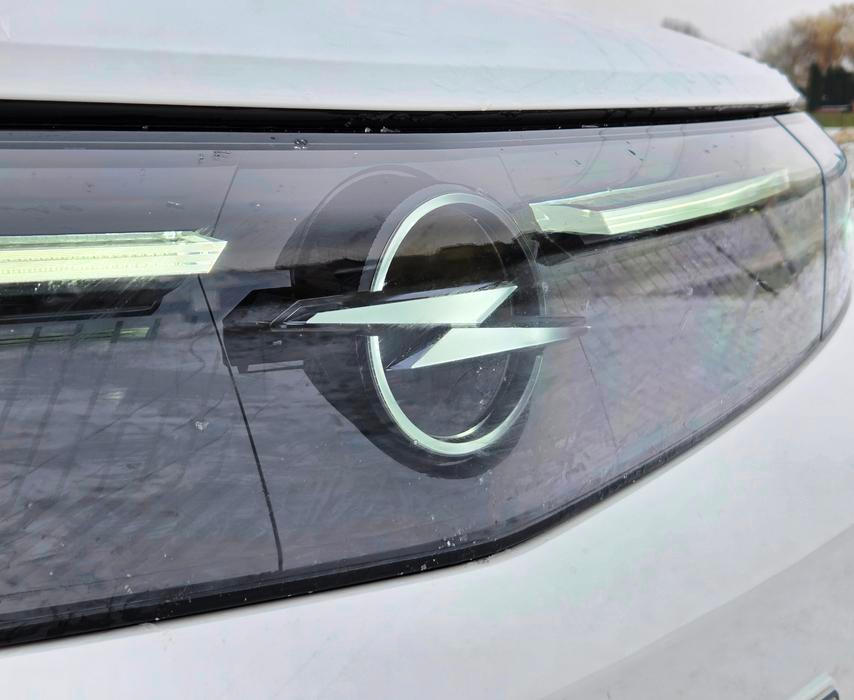 Podsvícení 3D logo tvoří spolu se světly takzvaný Opel Vizor.