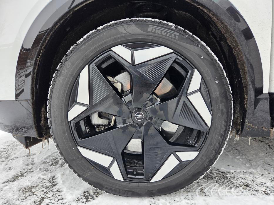 Standardní výbavou verze Ultimate 4x4 jsou 20palcová dvoubarevná litá kola.