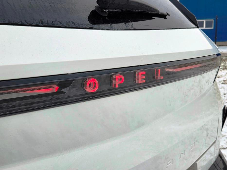 Vzadu už není logo, ale podsvícený nápis "Opel".
