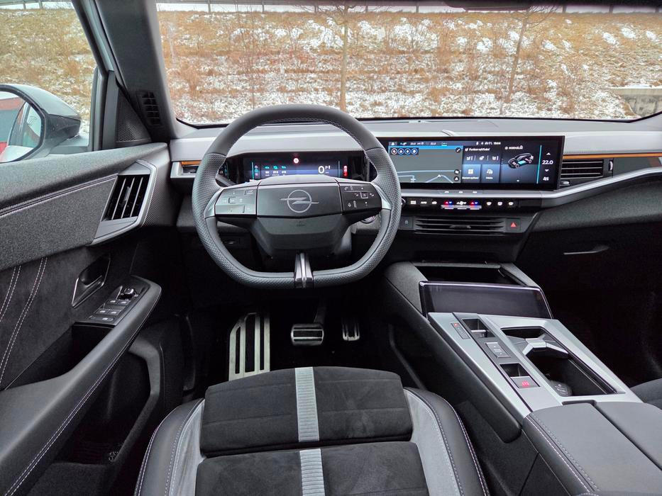 Použité materiály jsou o kousek horší než v peugeotech, ale vyloženě nepříjemná místa - snad až na volant - nenajdete. Pochválit můžeme ergonomii s klasickými tlačítky pro ovládání ventilace a klimatizace.